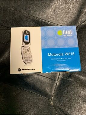 Motorola W315 Flip Phone in Silver and Blue Box Artwork VINTAGE